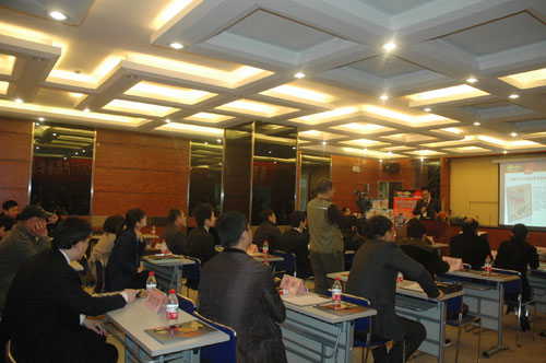 巴斯力2011产品春季品鉴会上到场嘉宾认真倾听每一个内容