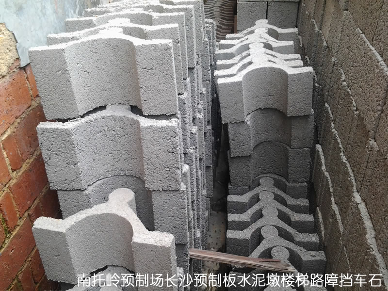 4湖南长沙水泥砖 水泥空心砖 人字形压顶砖 八字形 预制板 水泥过梁 水泥楼梯 水泥花窗