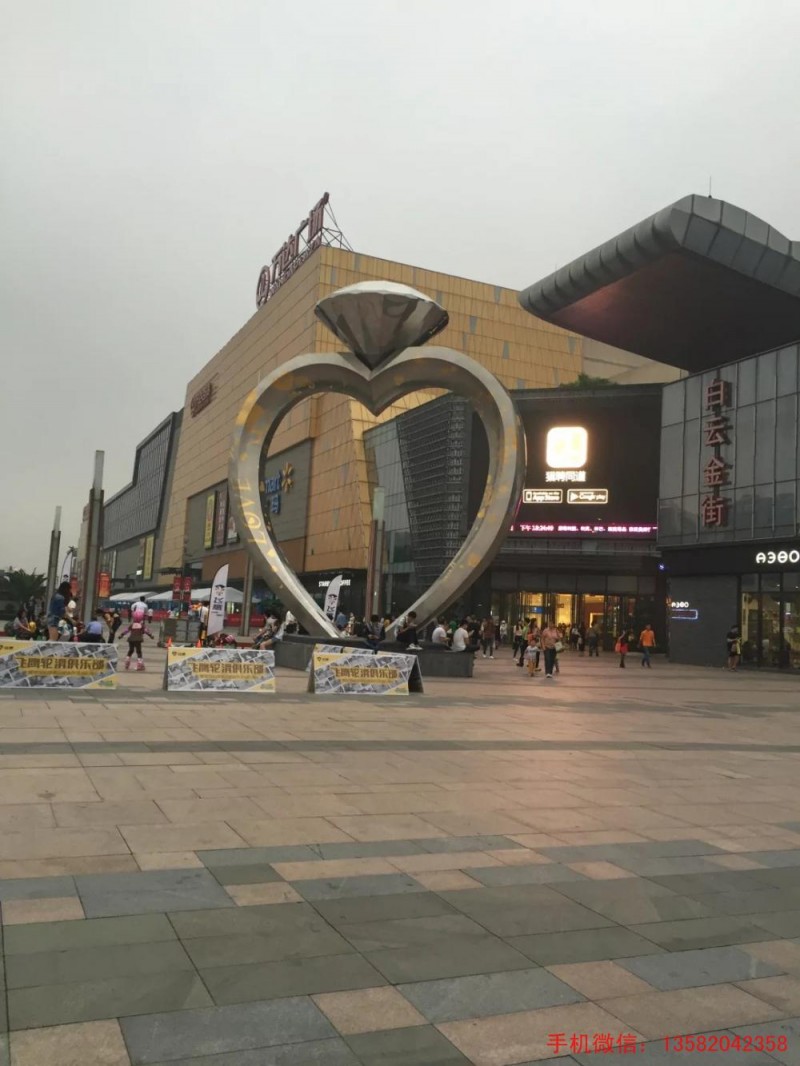 不锈钢雕塑的产生和发展与人类的生产活动紧密相关,同时又受到各个时代宗教、哲学等社会意识形态的直接影响。在人类还处于旧石器时代时,就出现了石雕,骨雕等。不锈钢雕塑是一种相对永久性的艺术,古代许多过历史长河的冲刷已荡然无存,历史的不锈钢雕塑遗产在一定意义上成为人类形象的历史。传统的观念认为不锈钢雕塑是静态的、可视的、可触的三维物体,通过不西欧钢雕塑诉诸视觉的空间形象来反映现实,因而被认为是最典型的造型艺术、静态艺术和空间艺术。