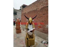 玻璃钢黄牛看书雕塑，黄牛学习雕塑，黄牛雕塑图2