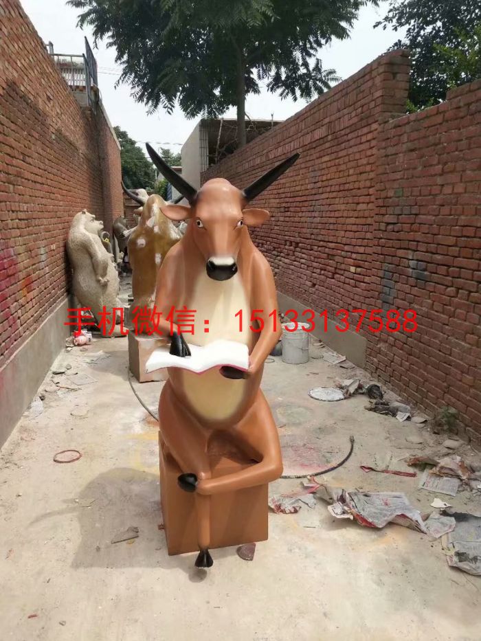 玻璃钢材质黄牛看书雕塑 黄牛学习雕塑