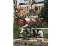 不锈钢雕塑马安装现场，环球雕塑制作厂家图2