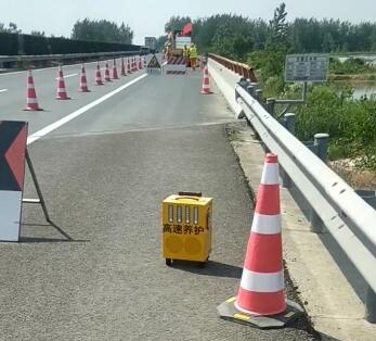 高速养护声光警示器落地使用