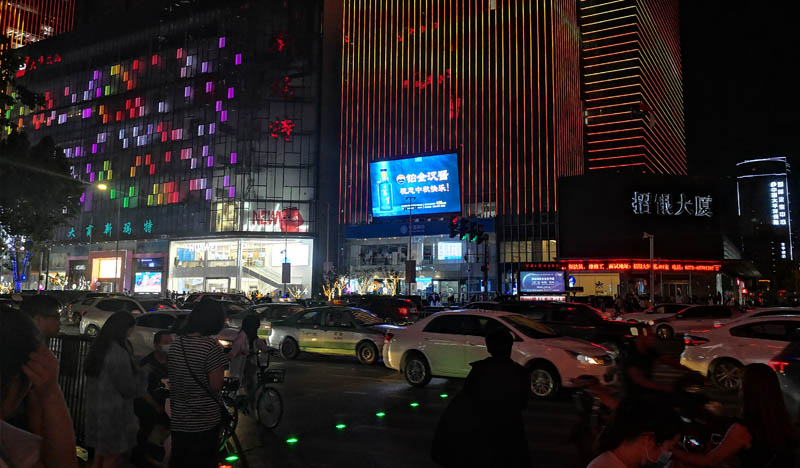 郑州国贸360广场中国移动营业厅LED大屏广告2