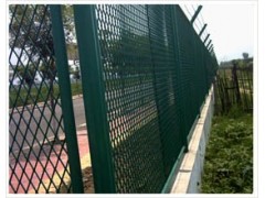 天津安装护栏网双边围栏网浸塑隔离网施工图7